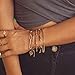 Pulsera Mevecco de perlas pequeñas doradas Imagen de Pulsera Mevecco de perlas pequeñas doradas