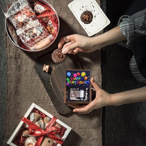 Qaixwuyi Spieluhr Holz Happy Birthday Spieldose Handgekurbelte Spieluhr Retro Musik Spieluhr Geschnitzte Spieldose Mini Handkurbel Spieldose Geburtstagsgeschenk für Familie Freunde