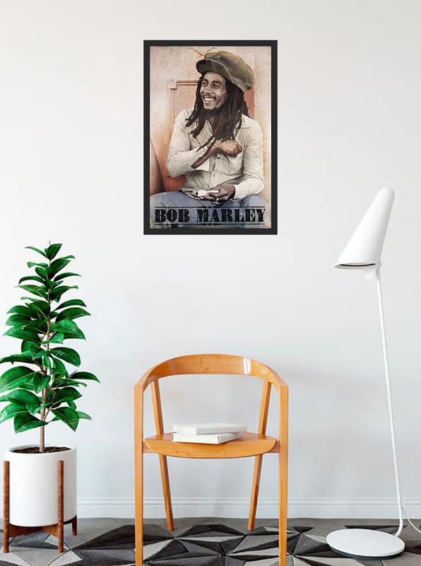 BUY ART FOR LESS Poster artistico incorniciato con licenza ufficiale Bob Marley Spliff Roller, 61 x 91 cm, robusta cornice in legno con plexiglas, pronto da appendere