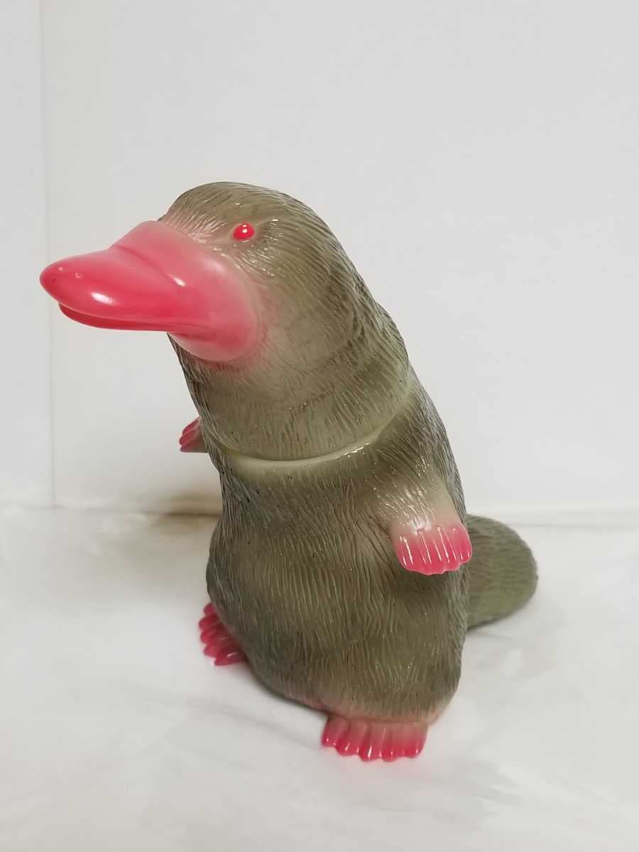 鈴木製作所　カモノハシ怪獣ブッチ　ミントワンピ　パープルラメ　2体セット　ソフビ Amazon.co.jp: カモノハシ怪獣 ブッチ 蓄光 GID 成型 クリアブラック