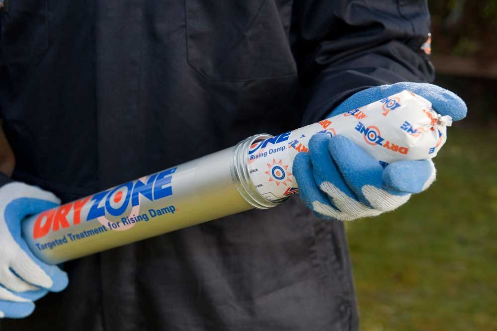Dryzone Horizontalsperre Injektionscreme 600 ml - Gegen feuchte Wände und aufsteigende Feuchtigkeit - WTA zertifiziert - Feuchtigkeitssperre fürs Mauerwerk, auch für Kellerwände