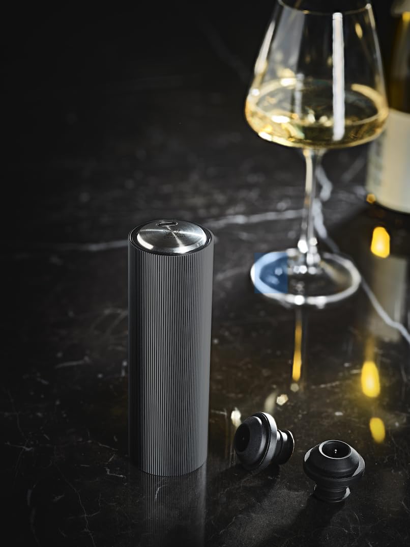 PEUGEOT - Elektrische Vakuumpumpe Preserve aus Aluminium - Automatische Weinpumpe + 2 Weinverschlüsse - Bewahrt die Aromen - Lange Akkulaufzeit - Französische Fertigung - Karbonschwarz