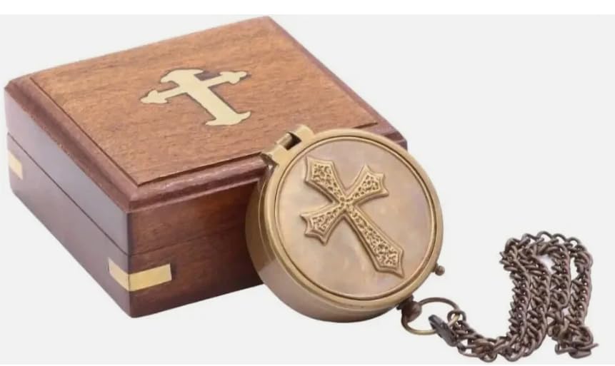 Brújula de latón con grabado de cruz y caja de madera