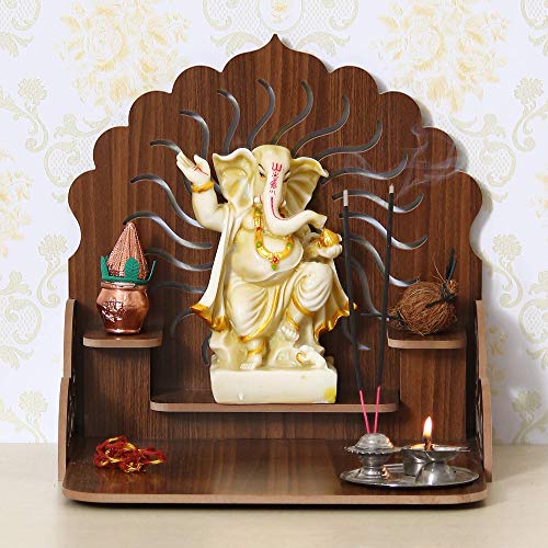 Pooja Mandir suspendu en bois sculpté marron pour un décor spirituel