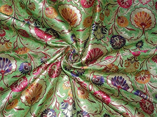 Brocart de soie verte pour structurer vos robes de bal et vestes rigides