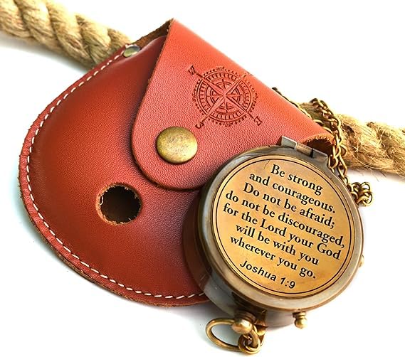 Brújula de latón grabada 'Be Strong and Courageous' con caja de recuerdo de madera para bautizo, confirmación, graduación y ocasiones inspiradoras miniatura 1