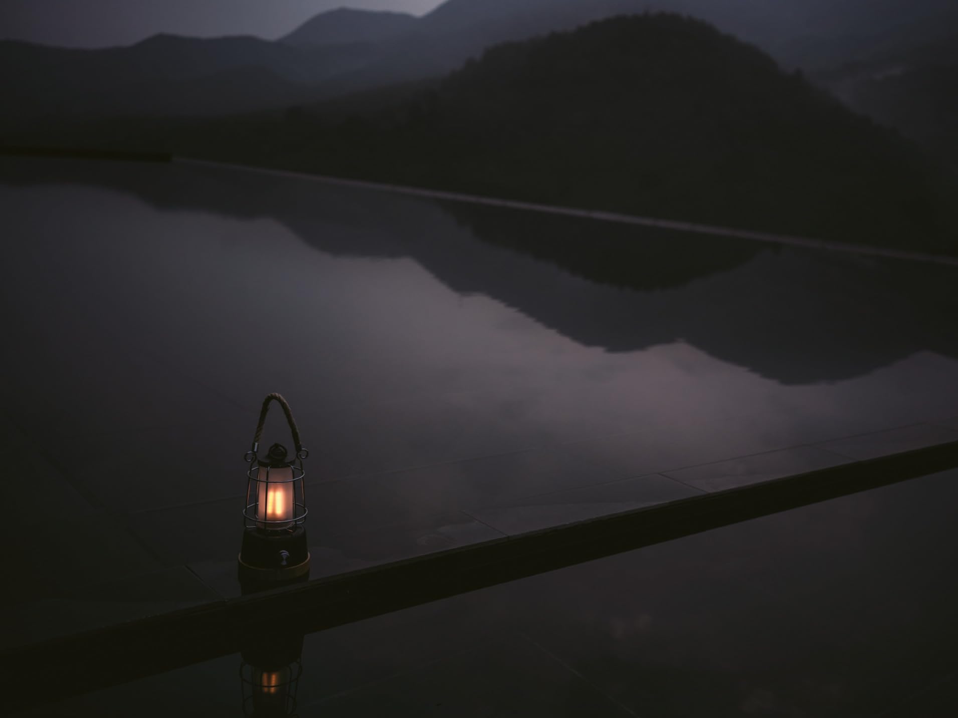 Brennenstuhl Lanterna da campeggio ricaricabile a LED Cal 1 AC (350lm, IP44, durata della luce fino a 75h, dimmerabile, ricaricabile USB C, luce esterna con corda di canapa e base in bambù)
