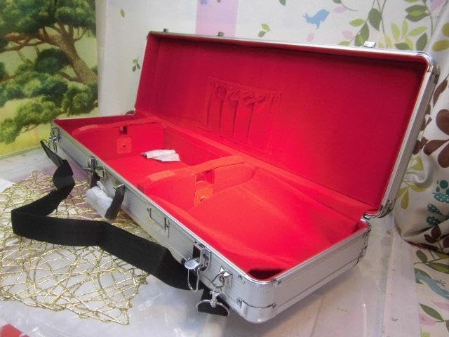 (送料無料)12.000円　沖縄三線専用　一丁入アルミハードケース　三線は別売り 送料無料)12.000円 沖縄三線専用 肩紐付き一丁入アルミハードケース 送料