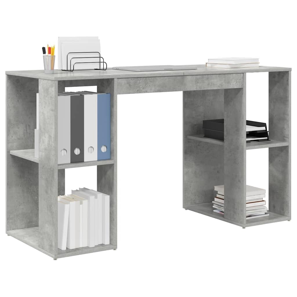 Scrivania Porta PC con Ripiani Grigio Cemento 130x50,5x75 cm | Tavolo da studio moderno con scaffali aperti per studio, ufficio o cameretta. Superficie robusta e facile da pulire.