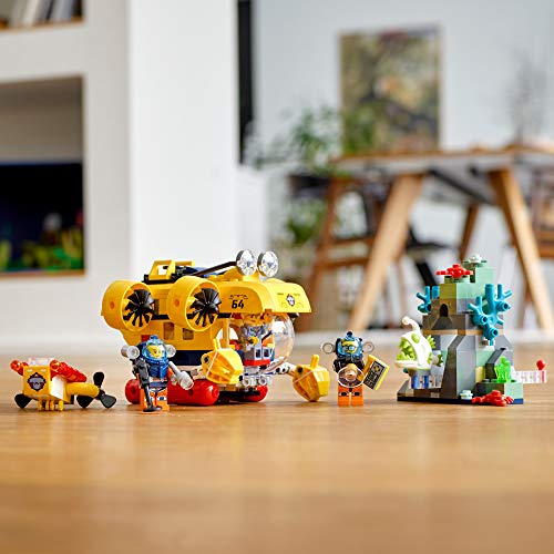 LEGO 60264 City Ocean Exploration Submarine mit U-Boot, Korallenriff, Unterwasserdrohne, im Dunkeln leuchtenden Seeteufel und 4 Meeresforscher-Minifiguren, 286 Teile (englische Version) – Bild 8