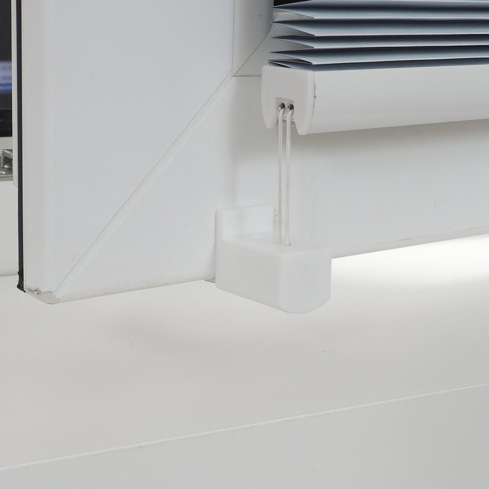 Liedeco® Thermo Plissee verspannt mit Klemmträger / 90 x 130 cm weiß (BxH) /verdunkelnd stufenlos verstellbar energiesparend / 123 montiert/Thermo-Plissee/Klemmen-Sonnenschutz Fensterdekoration