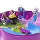 Polly Pocket Monster High Spielset mit 3 kleinen Puppen und 10 Zubehörteilen, Schulwelt im Inneren, tragbares Reisespielzeug mit Aufbewahrungsmöglichkeit, HVV58