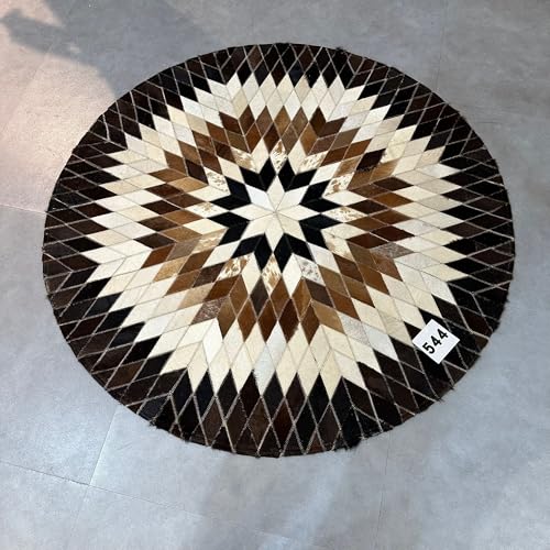 Tapis en peau de vache patchwork pour réchauffer le sol du salon
