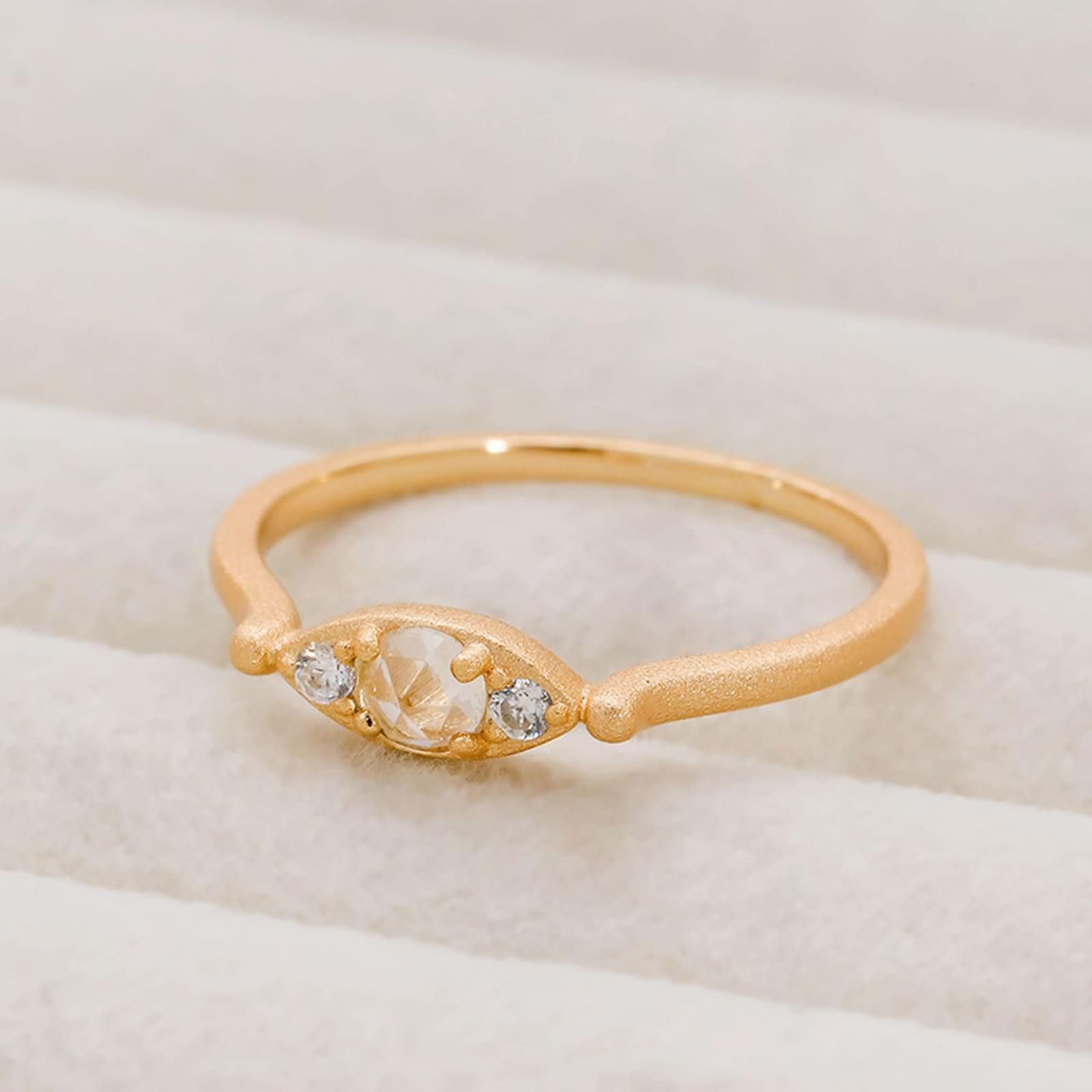 Anillo de boda de oro amarillo mate de 9 quilates, 14 quilates y 18 quilates con cristal redondo y moissanita