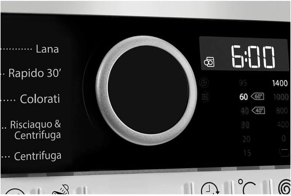 Primo piano del pannello di controllo della lavatrice Whirlpool con display digitale e manopola dei programmi
