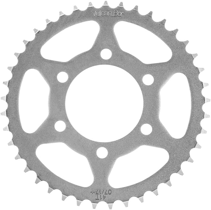 Imagem frontal destacando a engrenagem de bicicleta com fundo branco. Imagem frontal destacando a engrenagem de bicicleta com fundo branco.
