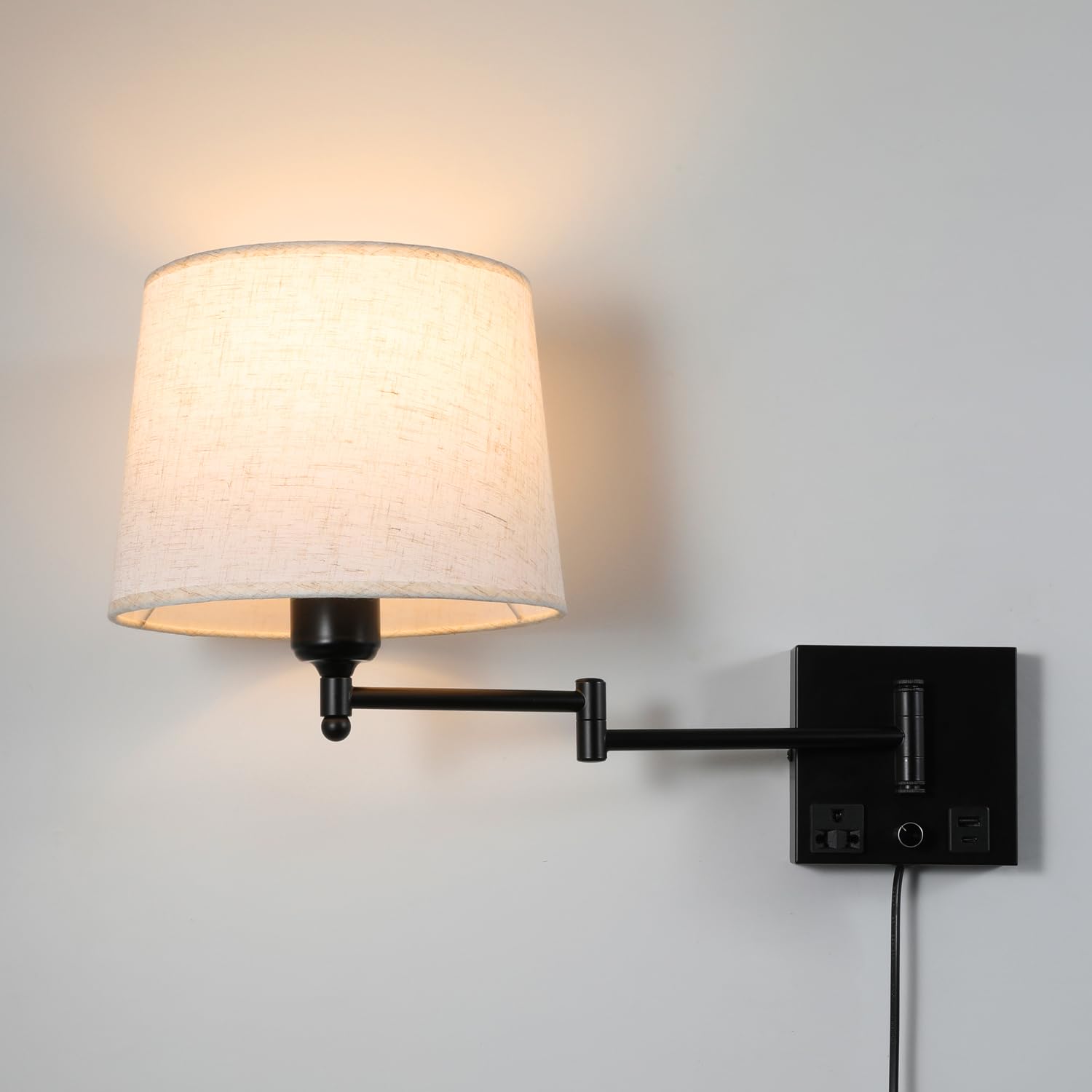 Schwenkbare Wandlampe mit Stoffschirm, USB-A & USB-C Ladeanschlüssen, integrierter Steckdose, Drehdimmer, Plug-in Wandleseleuchte verstellbar fürs Bett Schlafzimmer Hotel