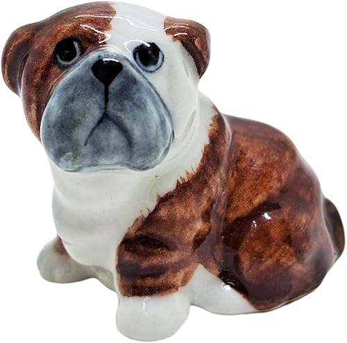 Pequeña figura de bulldog blanco oscuro de 1 pulgadas de largo, color marrón oscuro, sentado y mirando a la izquierda, hecha a mano, pintada a mano,