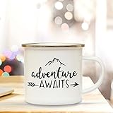 ilka parey wandtattoo-welt Emaille Tasse Becher mit Bergen & Spruch Adventure Awaits Kaffeebecher Camping Becher mit Zitat Motto eb40