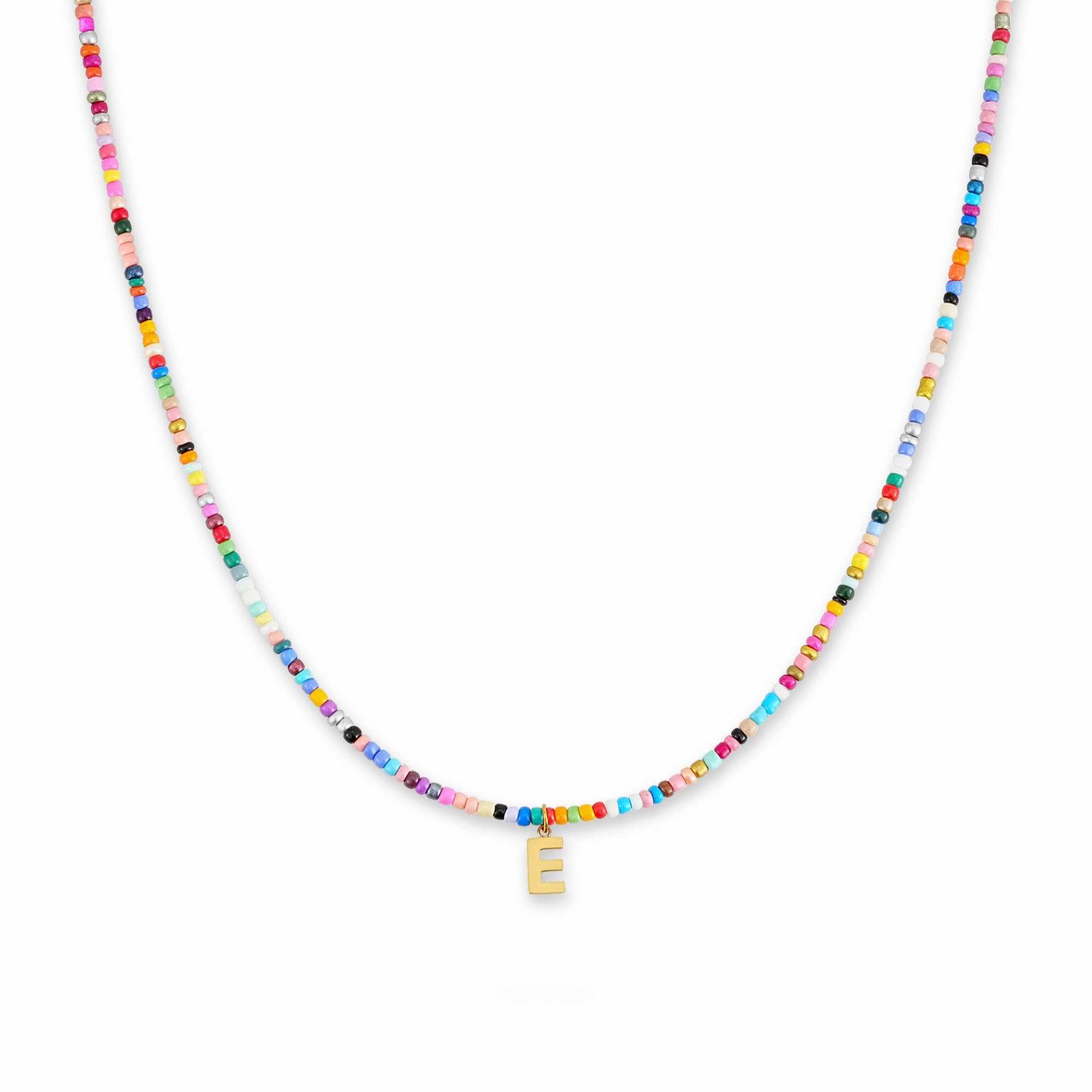 GD GOOD.designs Bunte Perlenkette Damen | Wasserfeste Kette mit Buchstaben A-Z | Initialen Anhänger aus 18K vergoldetem Edelstahl | Halskette hautverträglich & verstellbar (40-45 cm)
