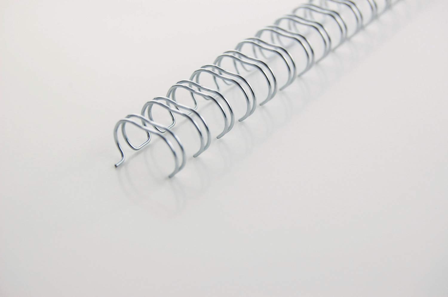 GBC | Lot de 100 Peignes Métalliques WireBind A4 | 34 Boucles | 11 mm | Reliure Permanente | Ouverture à Plat 360° | Jusqu’à 70 Feuilles | Documents Professionnels Confidentiels | Blanc | RG810770