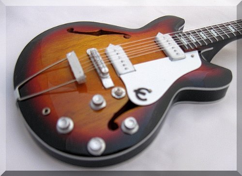 JOHN LENNON Miniature Guitare Sunburst - Les Beatles, Paul McCartney, John Lennon, RIngo Starr, George Harrison JOHN LENNON Miniature Guitare Sunburst – Image 4