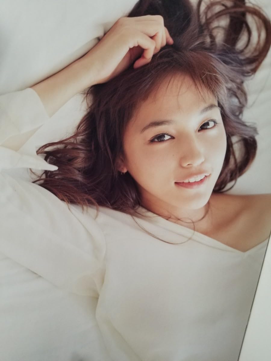 Amazon.co.jp: '17 川口春奈CALENDAR 直筆サイン入り : 文房具