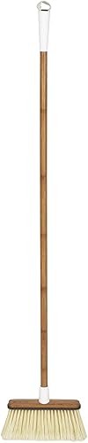 Full Circle Escoba de bambú Clean Sweep en ángulo para precisión en espacios reducidos, con cerdas rígidas recicladas para limpieza en interiores y