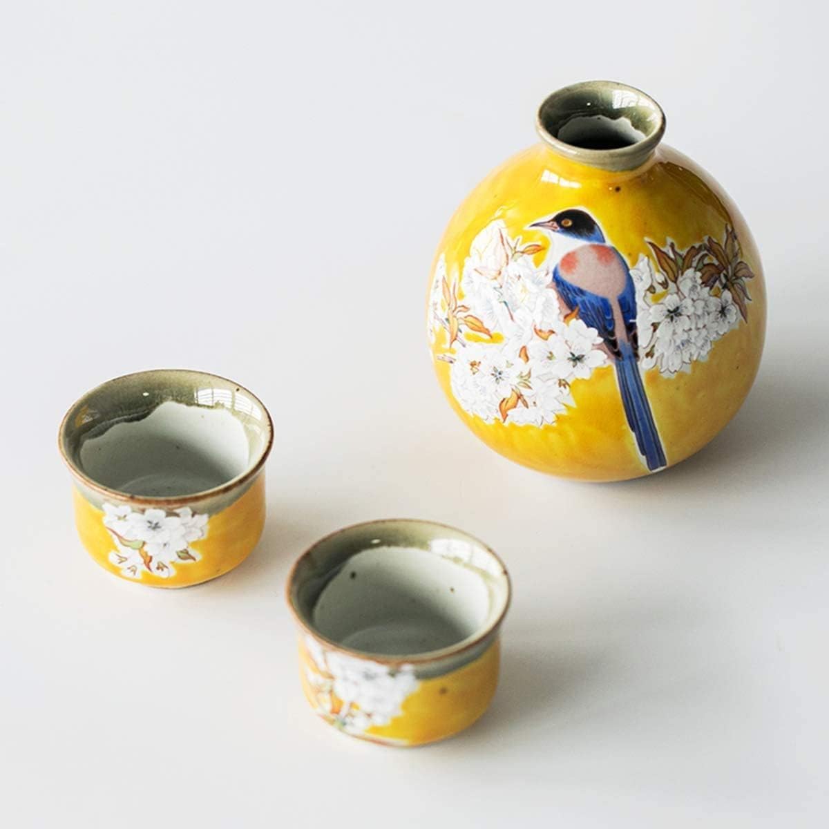 Set Regalo Giapponese da 3 Pezzi per Il Vino, con Decorazioni in Ceramica a Forma di cinciallegra in Fiore di ciliegio e Smalto Giallo Intenso. Include 1 Bottiglia da sakè e 2 Tazze da sakè.