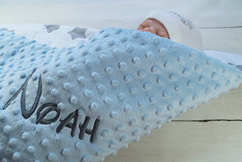 Babydecke mit Namen und Datum bestickt MINKY Baumwolle Füllung (75 x 100 cm, Hellblau - Sterne) (900110)