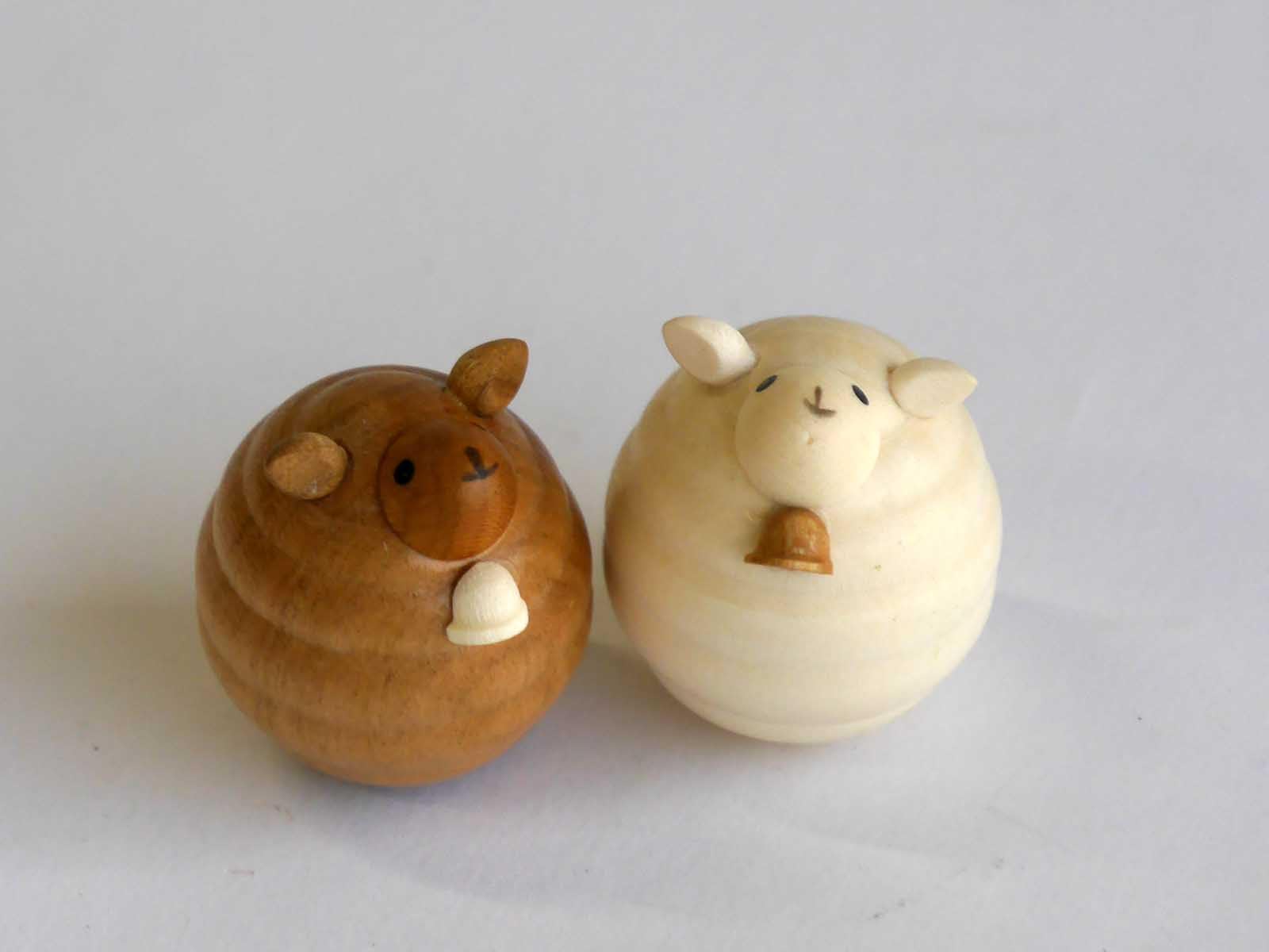 Amazon.co.jp: 干支置物 羊 起き上がりこぼしセット高級銘木台付