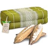NATURELS ET DURABLES : les coussins de soutien livasia sont garnis de kapok pur non traité. Le duvet végétal sauvage est récolté respectueusement à la main et contribue à une forêt vierge saine. La housse en coton robuste rend le coussin résistant et lui confère une grande longévité. Grâce aux matériaux végétaux naturels, le coussin est vegan. Les coussins sont fabriqués main en Thaïlande dans des entreprises familiales, sans intermédiaire.