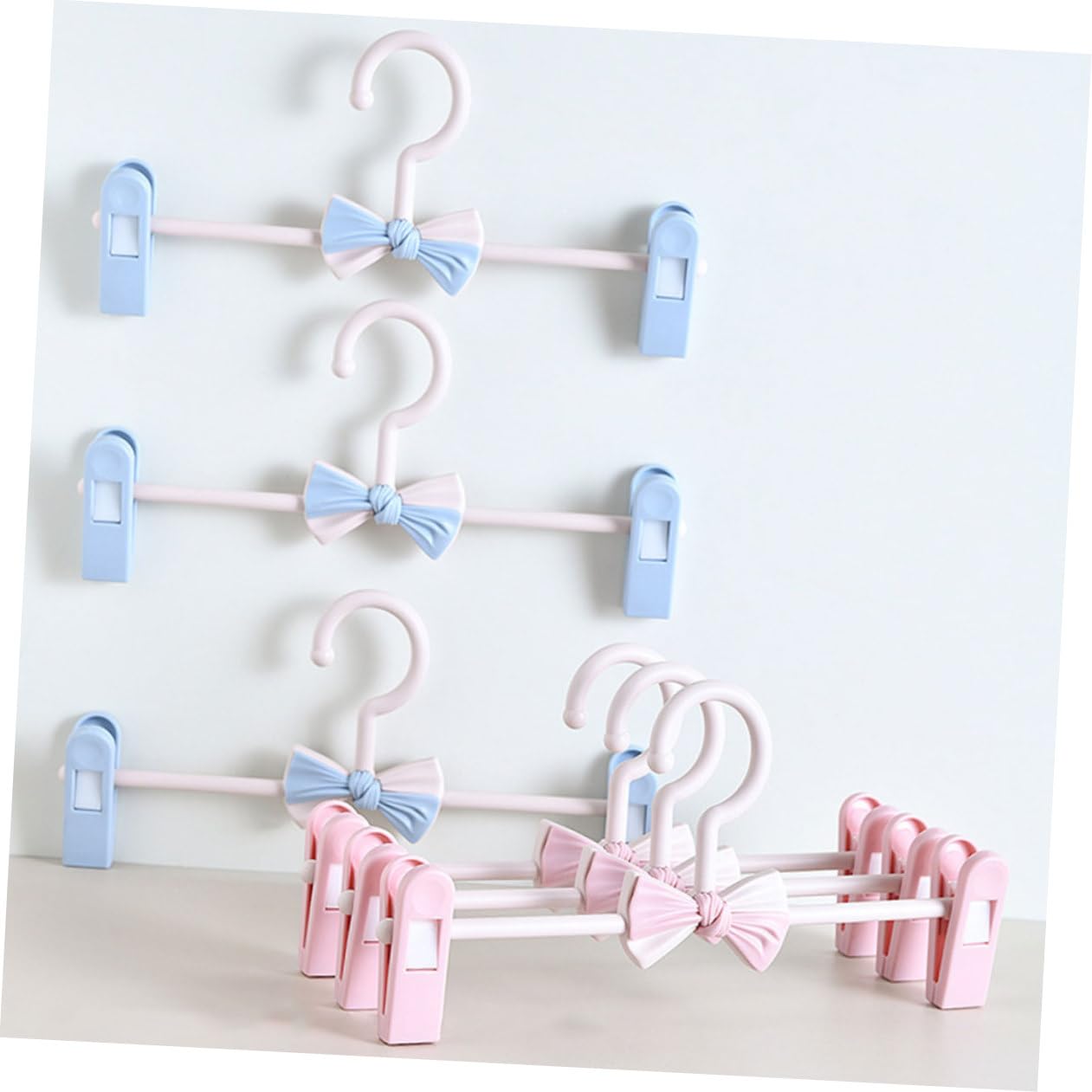 UKCOCO 10 Stück rutschfeste Kinder Rockbügel mit Verstellbaren Kunststoff Clips Stabiler Kleiderbügel für Kurze Röcke Platzsparend und Bruchfest für Zuhause