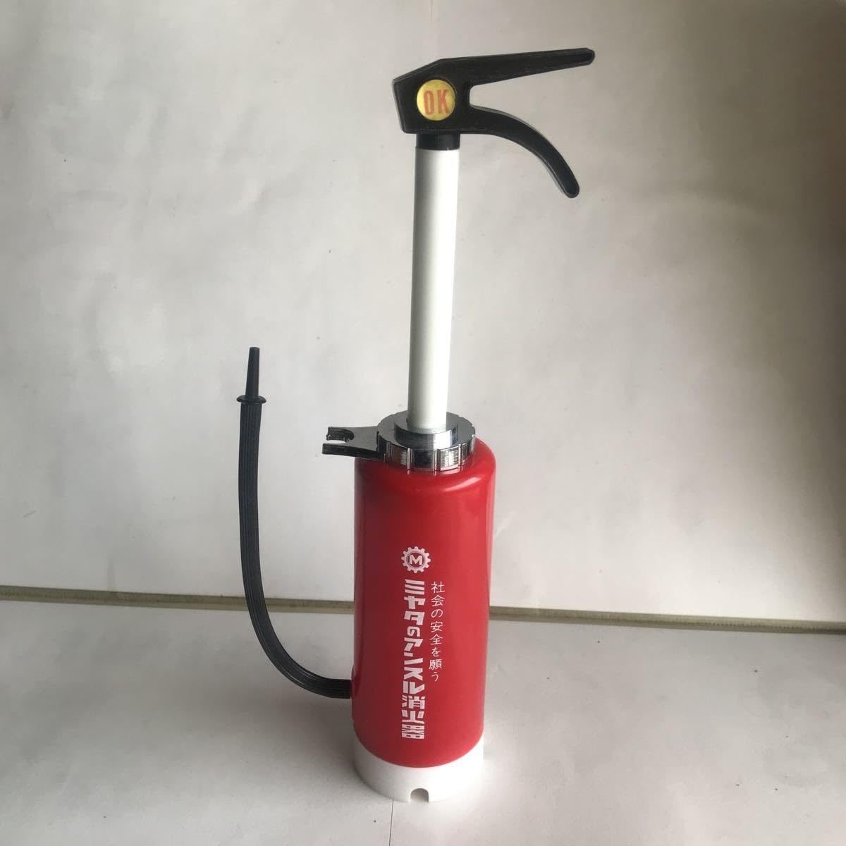 レトロ手動ポンプ式水消火器
