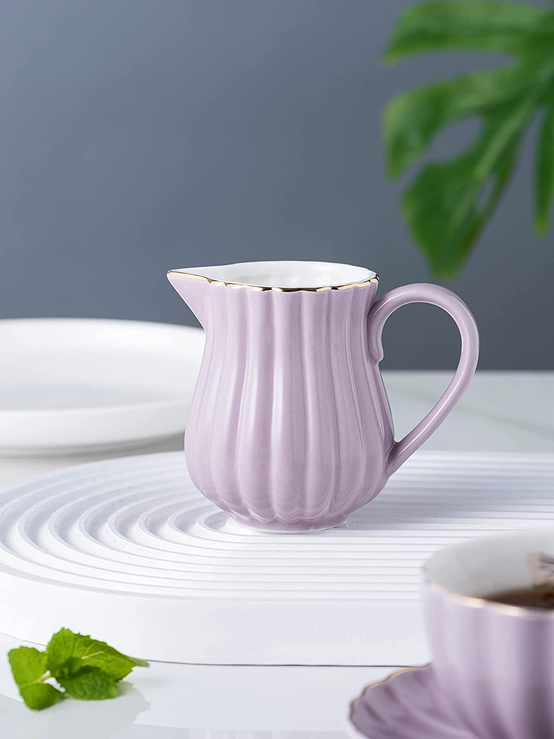 Tazza Da The Inglese Con Il Piattino, Teiera, Brocca Della Crema E Ciotola Di Zucchero Porcellana Fine Osso Una Flauto Del Blocco Su Image133469244