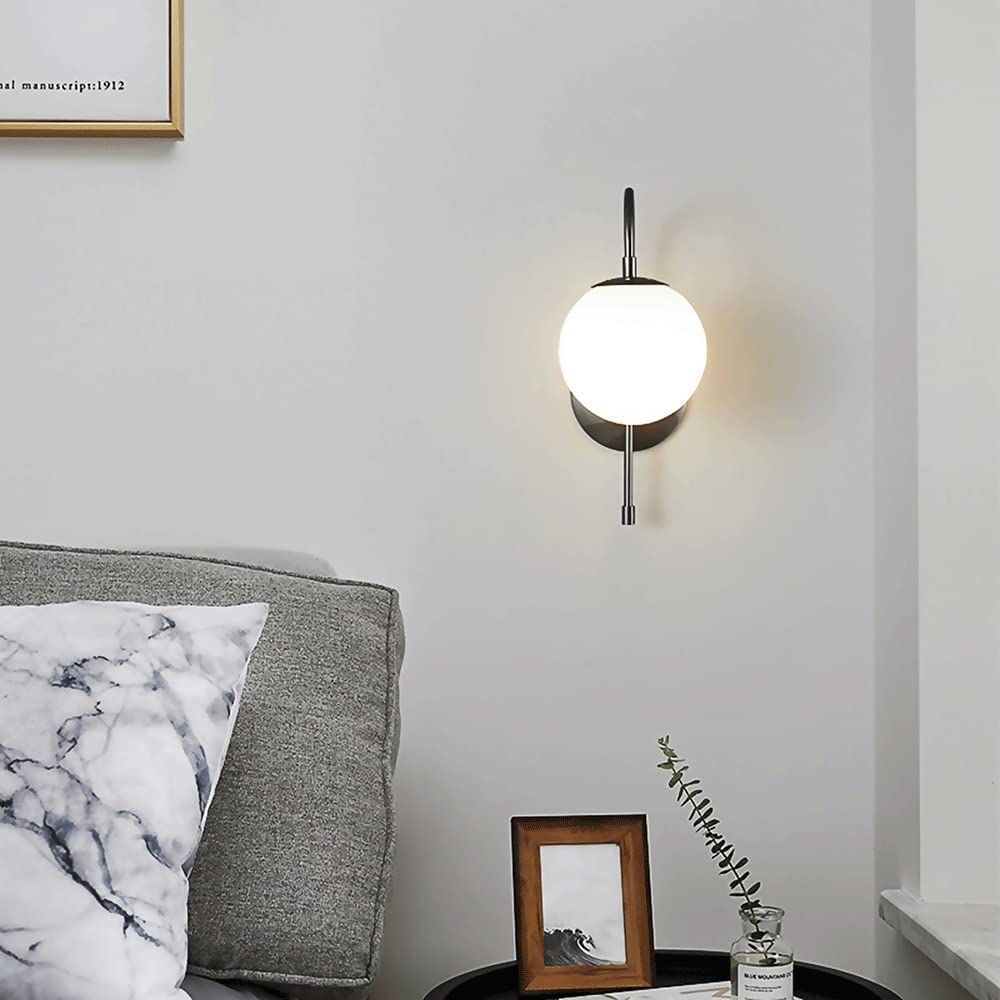 Nowoczesna lampa ścienna z czarnego mosiądzu z abażurem z białej szklanej kuli, styl z połowy wieku, przemysłowa oprawa oświetleniowa z łabędzią szyją, oprawka E27.