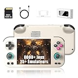 Écran Pleine Page Sans Bordure de 4,7 Pouces & Sortie TV : Cette console de jeu portable dispose d'un écran pleine page sans bordure de 4,7 pouces avec une haute définition de 1280*960 et une fréquence de rafraîchissement élevée de 120 Hz, garantissant des images claires et une reproduction fidèle des couleurs. La technologie de laminage complet OCA intègre parfaitement l'écran et le cache, réduisant considérablement la réfraction de la lumière. Elle prend également en charge l'operation multitactile pour une expérience de jeu pratique. La console rétro supporte la sortie TV : connectez-la à un téléviseur pour un jeu immersif en grand écran (câble HD non inclus)