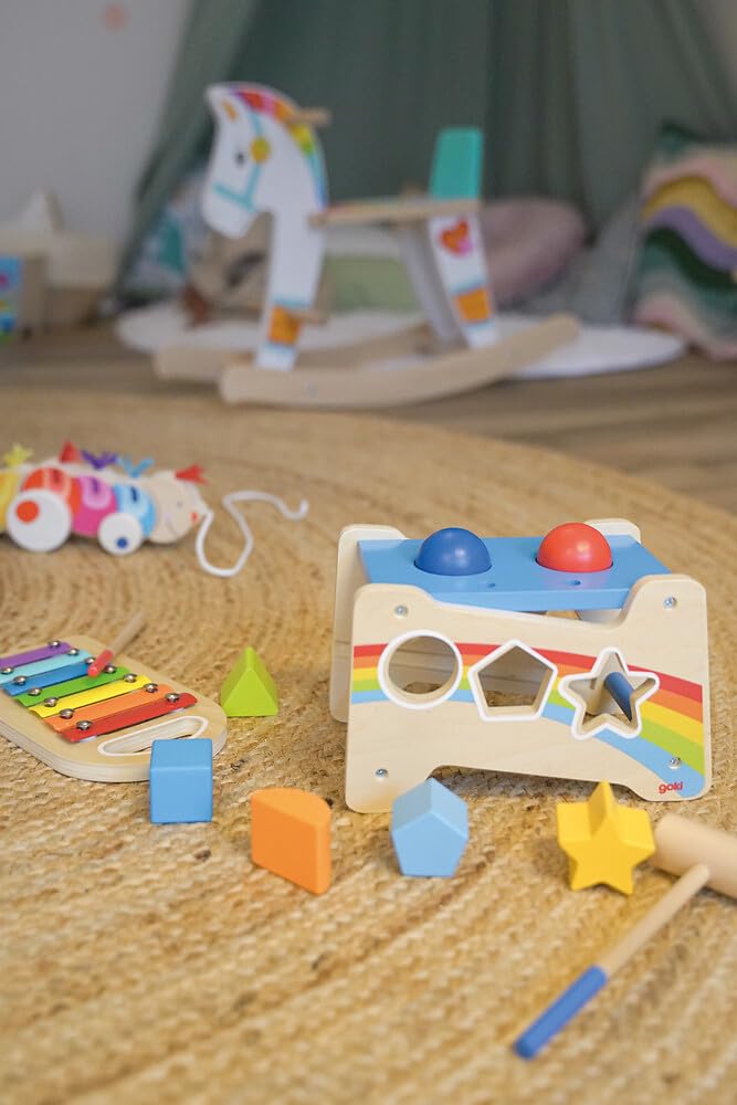 goki 58304 - Panca a martello con xilofono e funzione di smistamento, 12 pezzi, giocattolo motorio in legno con suoneria estraibile – panca 3 in 1, scatola di smistamento, xilofono