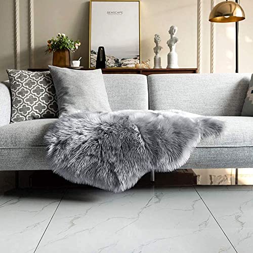 HEQUN Faux Lammfell Schaffell Teppich Kunstfell Dekofell Lammfellimitat Teppich Longhair Fell Nachahmung Wolle Bettvorleger Sofa Matte (50 x 80 cm, Grau