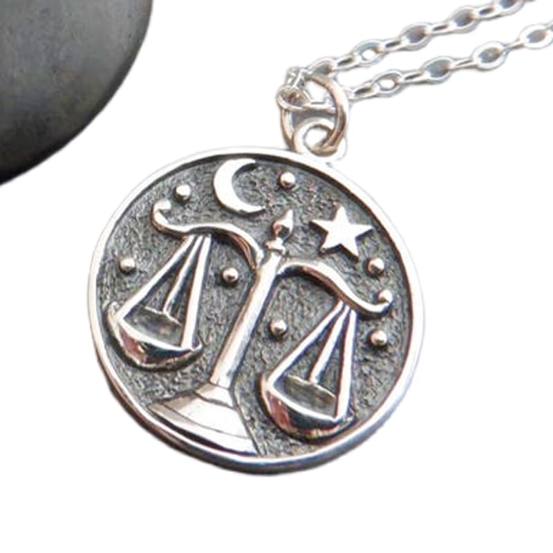 Collar de Libra en plata de ley 925. Signo zodiacal de la balanza. Símbolo astrológico. Planeta regente Venus, diseño de moneda de doble cara | Con cadena de 45 cm | Chapado en plata | L_PN_0247