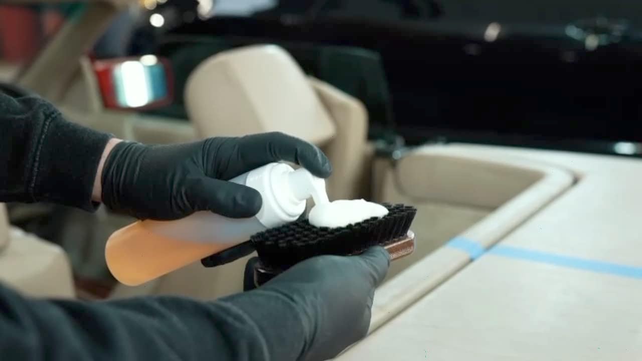 Geist. Rapid Leather & Vinyl Cleaner PRO | For heavy dirt and soiling on leather car seats, sofas, furniture, bags, shoes | Water-based | Strong leather cleaner | 1 Litre