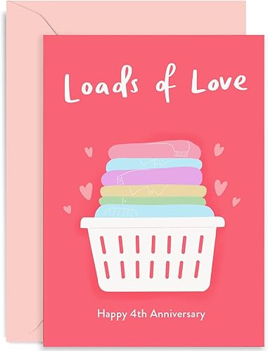 Old English Co. Tarjeta de aniversario de boda para pareja, diseño divertido de cesta de lavandería con un montón de amor, tarjeta de lino para