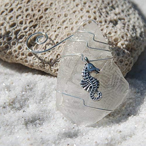 Miniatura 2 de Adorno de cristal de mar con dije de caballo de mar plateado Elige tu color de cristal de mar esmerilado, verde y marrón.
