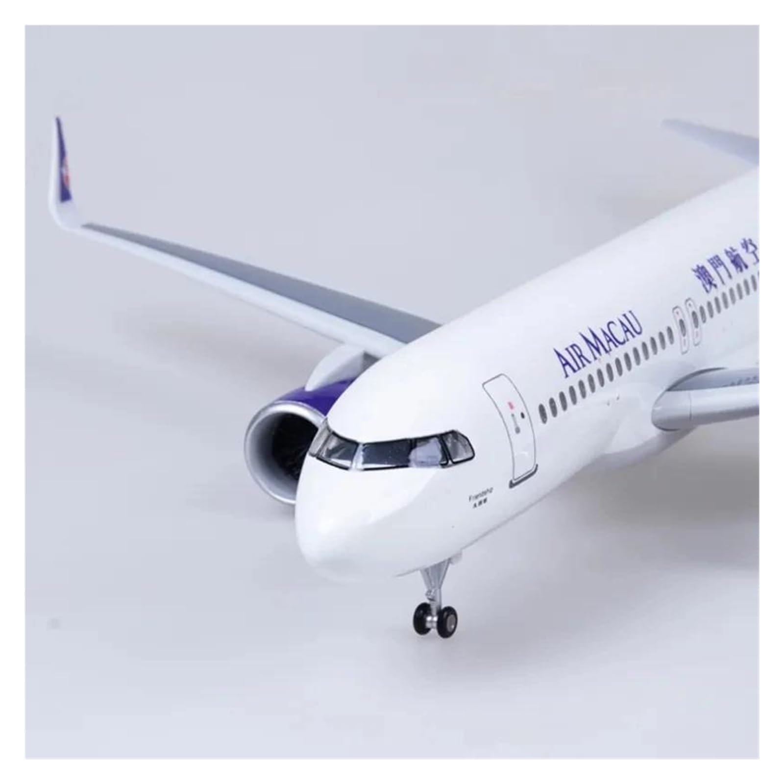 Odlewane zabawki samolotowe skala 47CM modele samolotów dla A320 NEO Macau samolot LED Light i koło podwozie zebrany model samolotu W do zbierania i wyświetlania (z lampą)