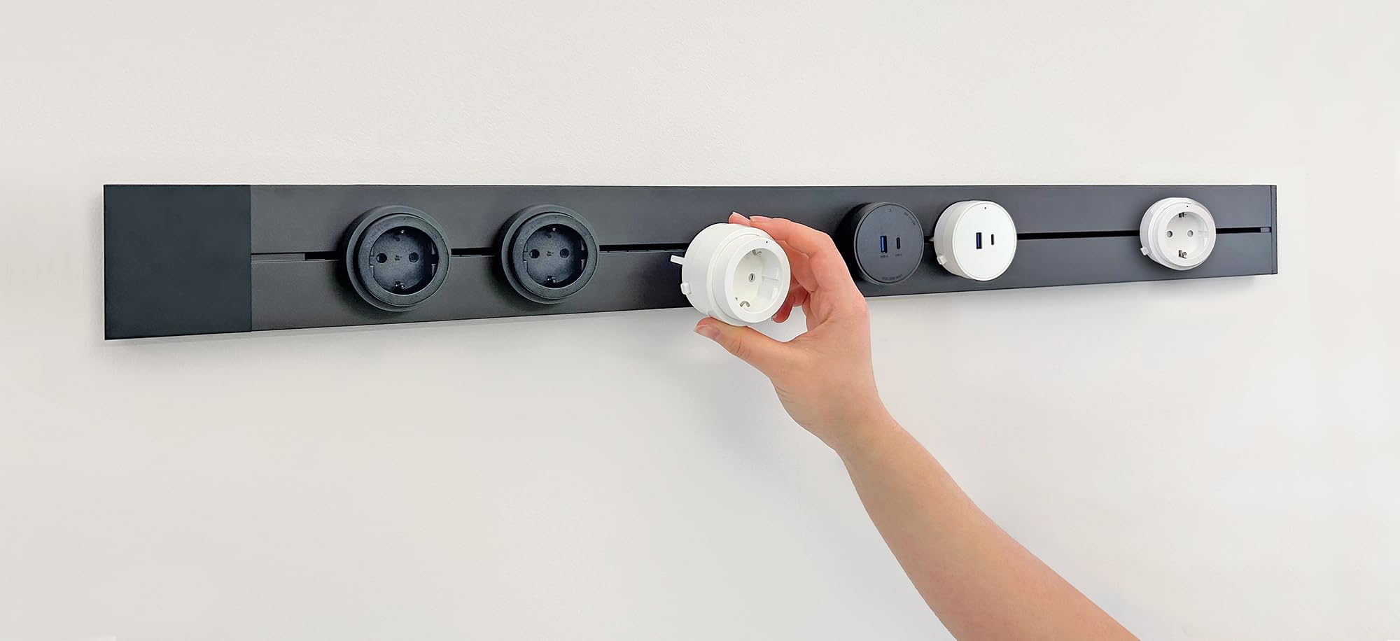 SCHWAIGER Multiprise configurable - 100 cm - Noir - Rail d'alimentation au design en aluminium pour prises modulaires - Réglable individuellement - Certifié VDE et parfait pour la cuisine, le bureau