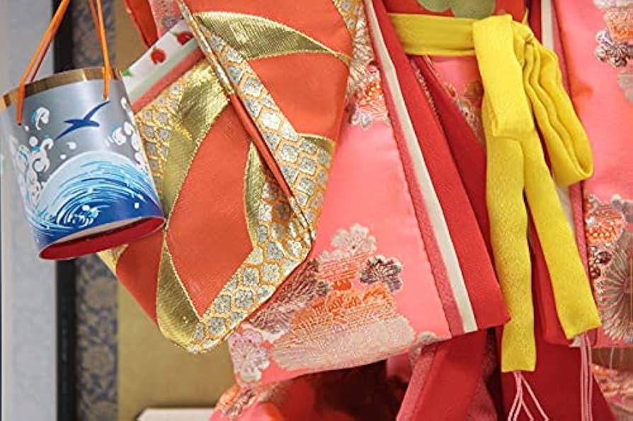 伝統的なひな人形 赤いディスプレイケース 伝統的なひな人形 赤いディスプレイケース 伝統的なひな人形