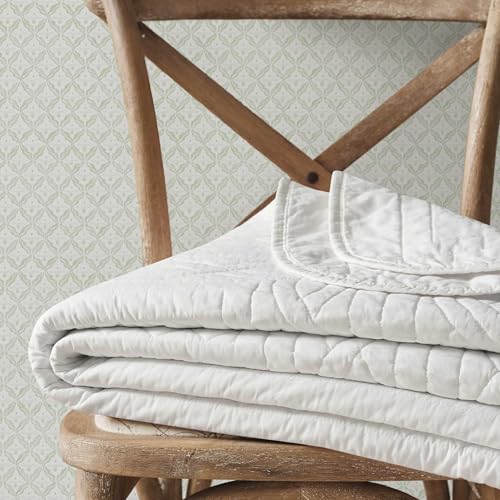 Image of Martha Stewart - Twin Size Quilt Set, Soft & Breathable Cotton Percale Quilted Bedding with Matching Pillowcase, Scalloped Edge Bed Set, Vintage Scallop White