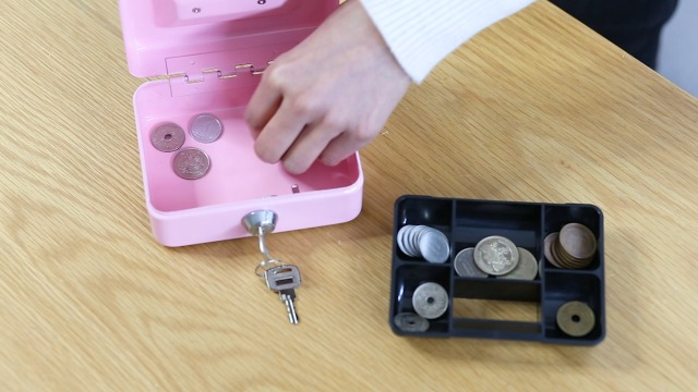 Amazon.co.jp: 八番屋 ミニ金庫 手提げ金庫 貯金箱 CASH MATE