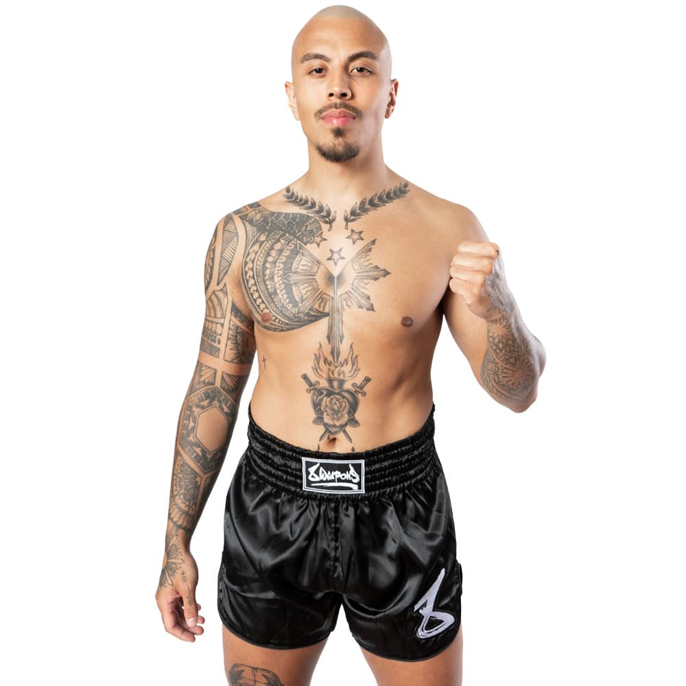 8 WEAPONS Muay Thai Shorts Strike, Schwarz-Weiß, Kickboxhose für Training & Wettkampf, Thaibox Shorts Satin, Atmungsaktiv, Langlebig, Kampfsporthose für MMA, K1, Boxen, Thai Boxen