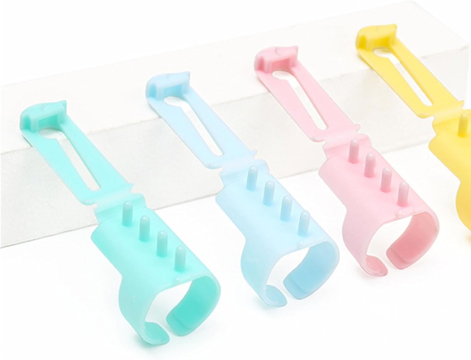 FCNBTTW 16Pcs Yarn Guide Finger Holder Guide Crochet Thread Guide Rings Adjustable Crochet Rings for Knitting and Crocheting
